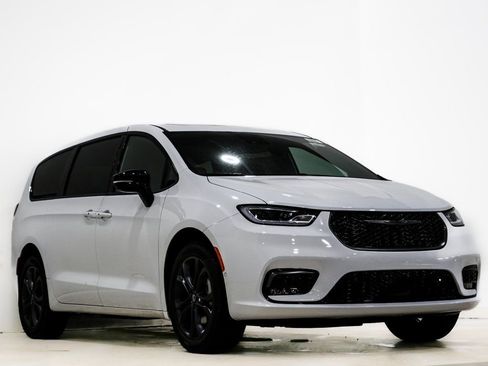 New 2026 Chrysler Pacifica Select AWD/4WD image 1