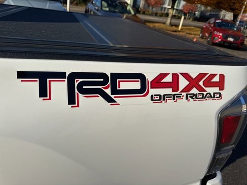 Used 2022 Toyota Tacoma TRD Off-Road image 12