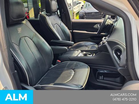 Used 2025 Chrysler Pacifica Limited FWD image 19