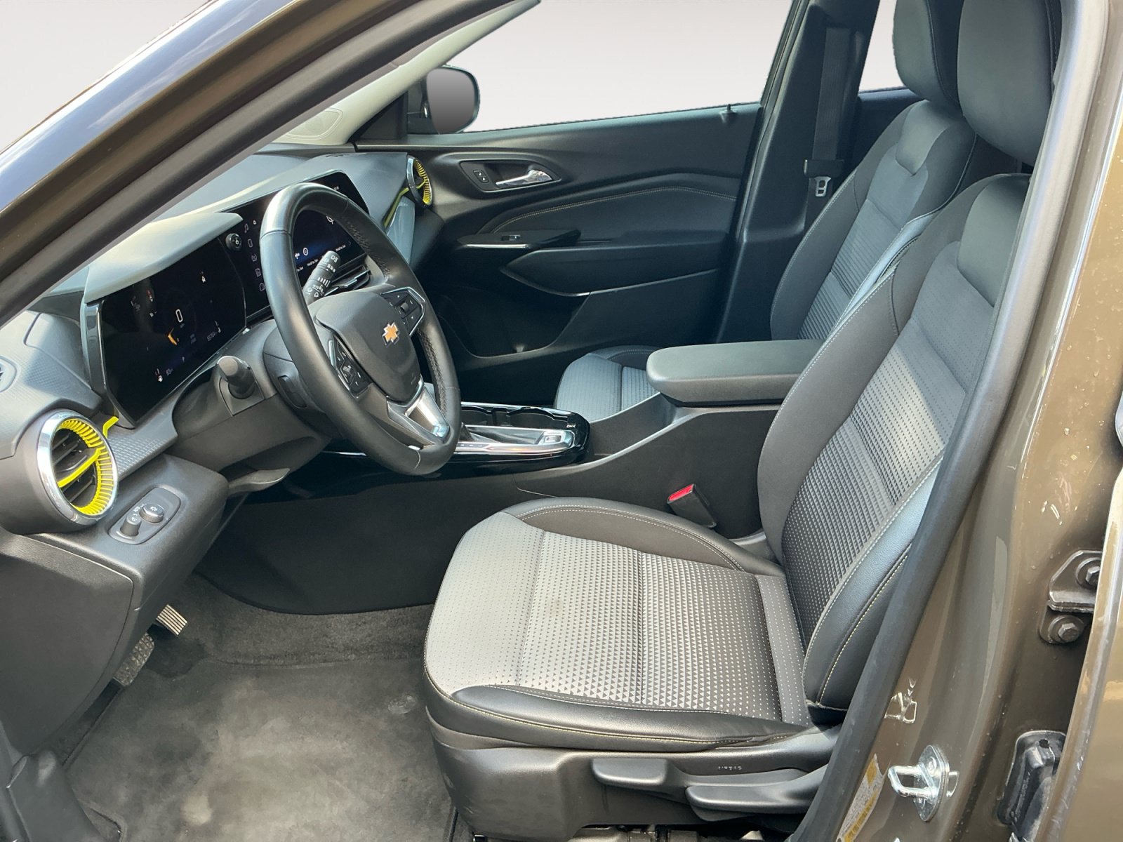 Used 2024 Chevrolet Trax LT w/ Sunroof Package FWD image 9