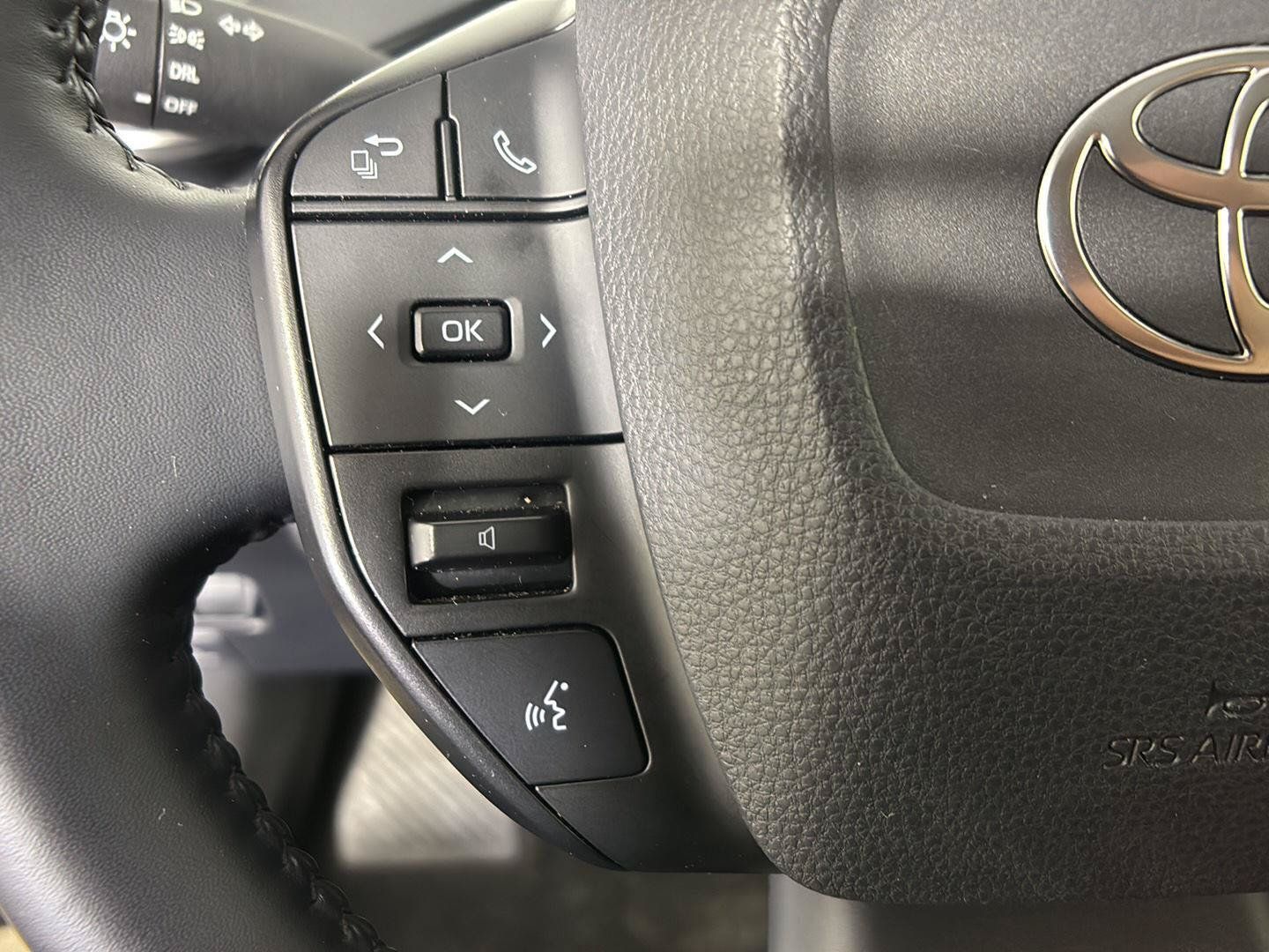 Used 2025 Toyota Prius LE FWD image 30
