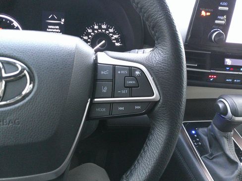 Used 2024 Toyota Sienna XLE image 21