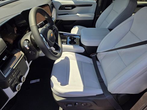 New 2025 Chevrolet Suburban Premier image 5