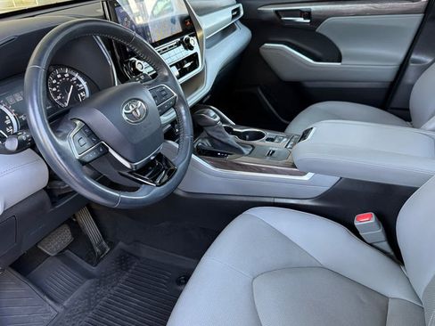 Used 2021 Toyota Highlander Platinum FWD image 11