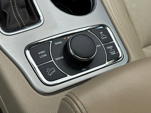Used 2018 Jeep Grand Cherokee Overland AWD/4WD image 32