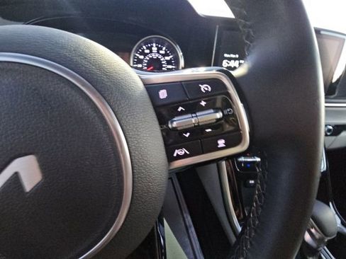 Used 2023 Kia Carnival EX image 18