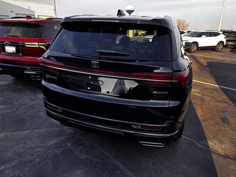 Used 2025 Buick Enclave Preferred image 3