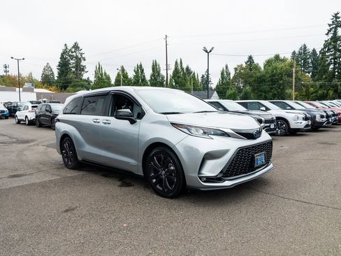 Used 2021 Toyota Sienna XSE image 27