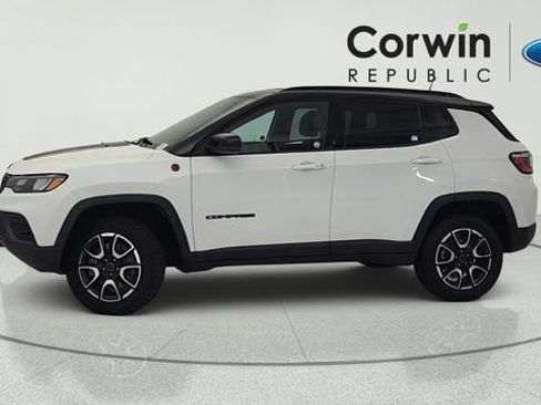 Used 2025 Jeep Compass Trailhawk AWD/4WD image 2