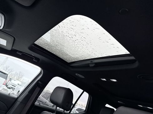 Used 2023 Chevrolet Traverse RS image 22