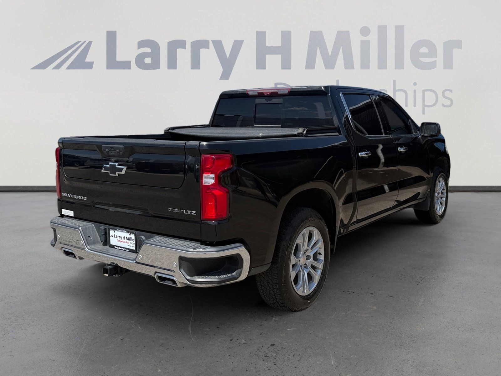 Used 2024 Chevrolet Silverado 1500 LTZ AWD/4WD image 5