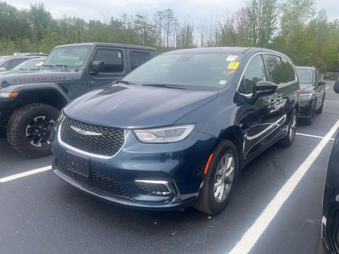 Used 2025 Chrysler Pacifica Select AWD/4WD image 1