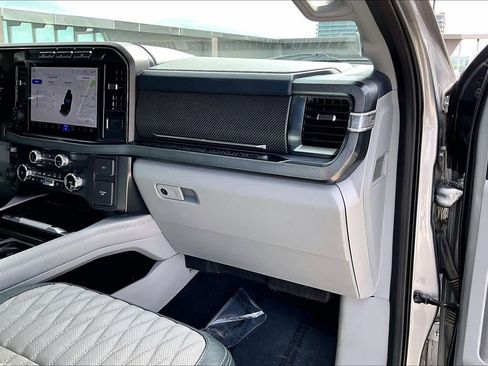 Used 2024 Ford F450 Limited image 37