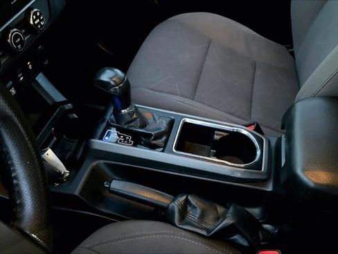 Used 2019 Toyota Tacoma TRD Sport w/ Technology Package image 15