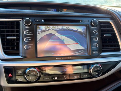 Used 2019 Toyota Highlander XLE image 20