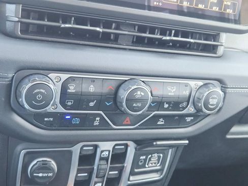 Used 2025 Jeep Wrangler Unlimited Sahara image 28