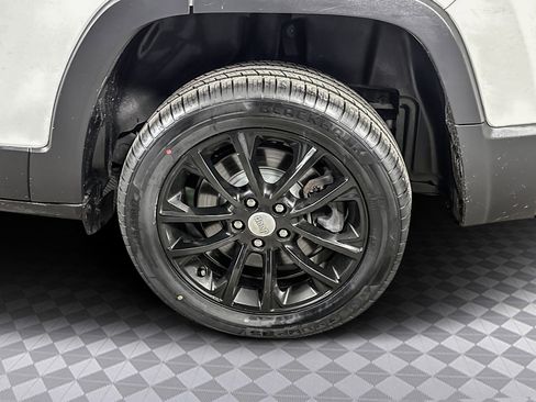 Used 2019 Jeep Cherokee Latitude Plus image 37