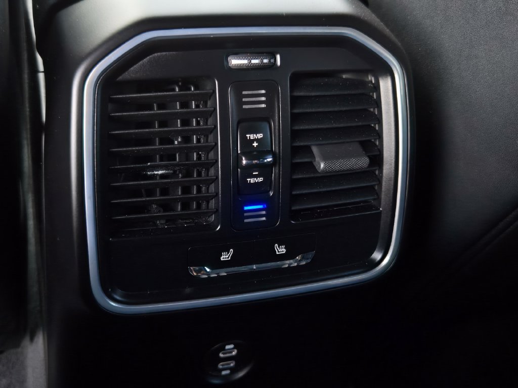 Used 2024 Porsche Macan AWD/4WD image 13