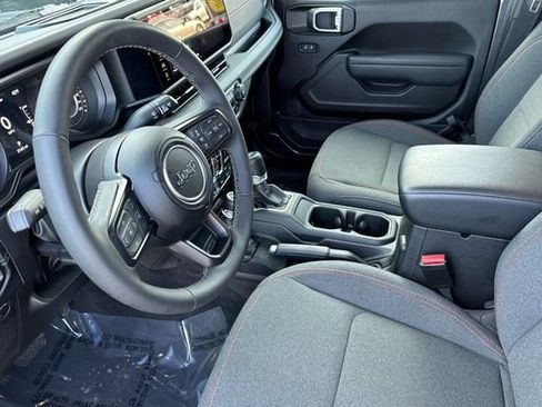 Used 2025 Jeep Gladiator Rubicon w/ Convenience Group image 10