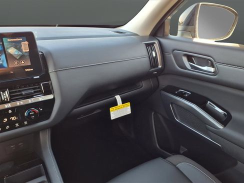 New 2026 Nissan Pathfinder SL image 18