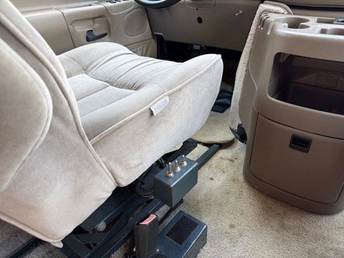 Used 2000 Ford E-150 and Econoline 150 image 17