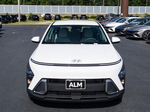 New 2027 Hyundai Kona SE FWD image 2