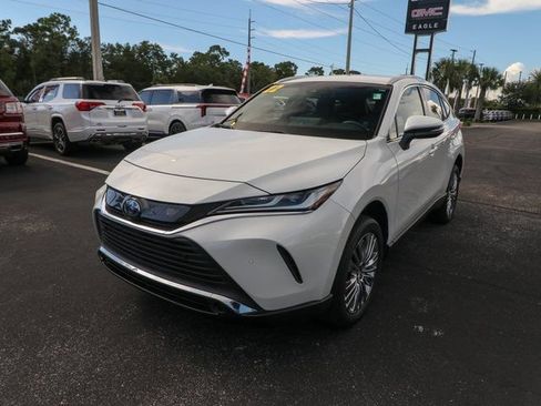 Used 2022 Toyota Venza XLE image 3