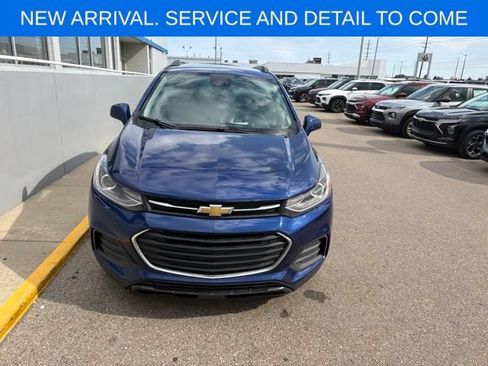 Used 2017 Chevrolet Trax LT w/ Sun & Sound Package FWD image 3