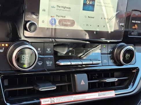 Used 2025 Toyota Highlander XLE image 16