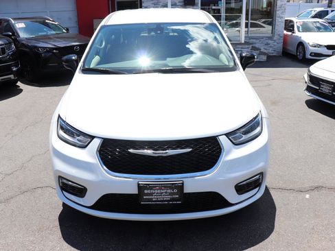 Used 2024 Chrysler Pacifica Limited FWD image 9