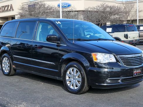 Used 2014 Chrysler Town & Country Touring FWD image 20