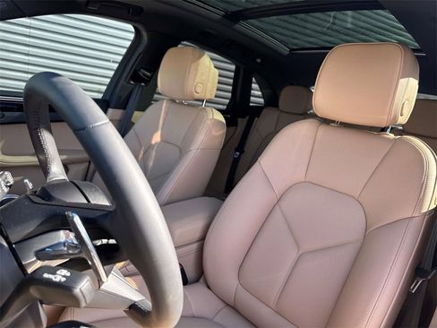 Used 2025 Porsche Macan image 5