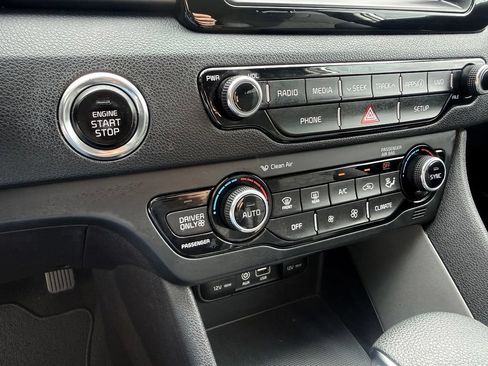Used 2017 Kia Niro LX FWD image 23