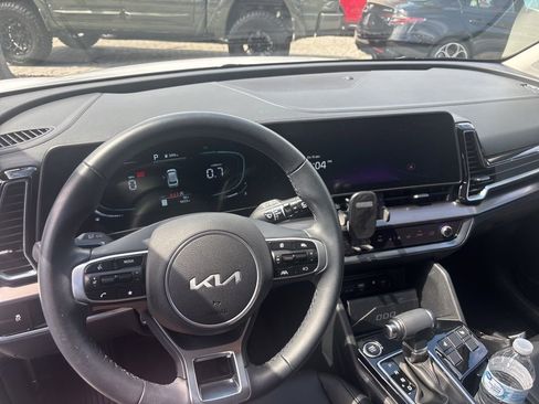 Used 2025 Kia Sportage EX image 3