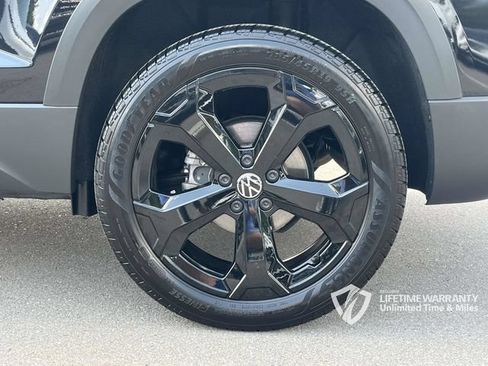 Used 2025 Volkswagen Taos SEL AWD/4WD image 13