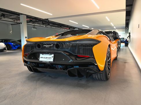 Used 2025 McLaren Artura RWD image 19