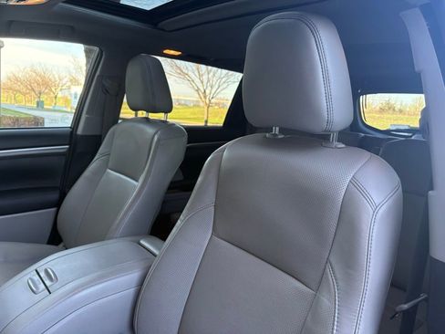 Used 2017 Toyota Highlander Limited image 25