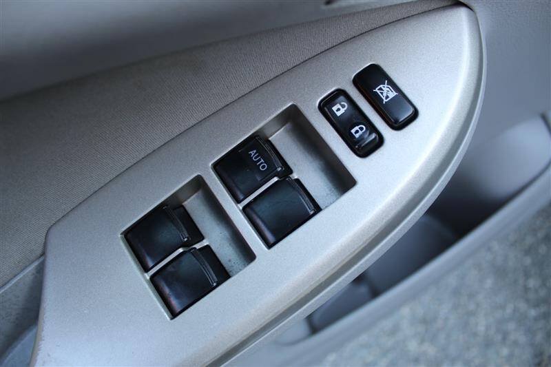 Used 2013 Toyota Corolla LE FWD image 12