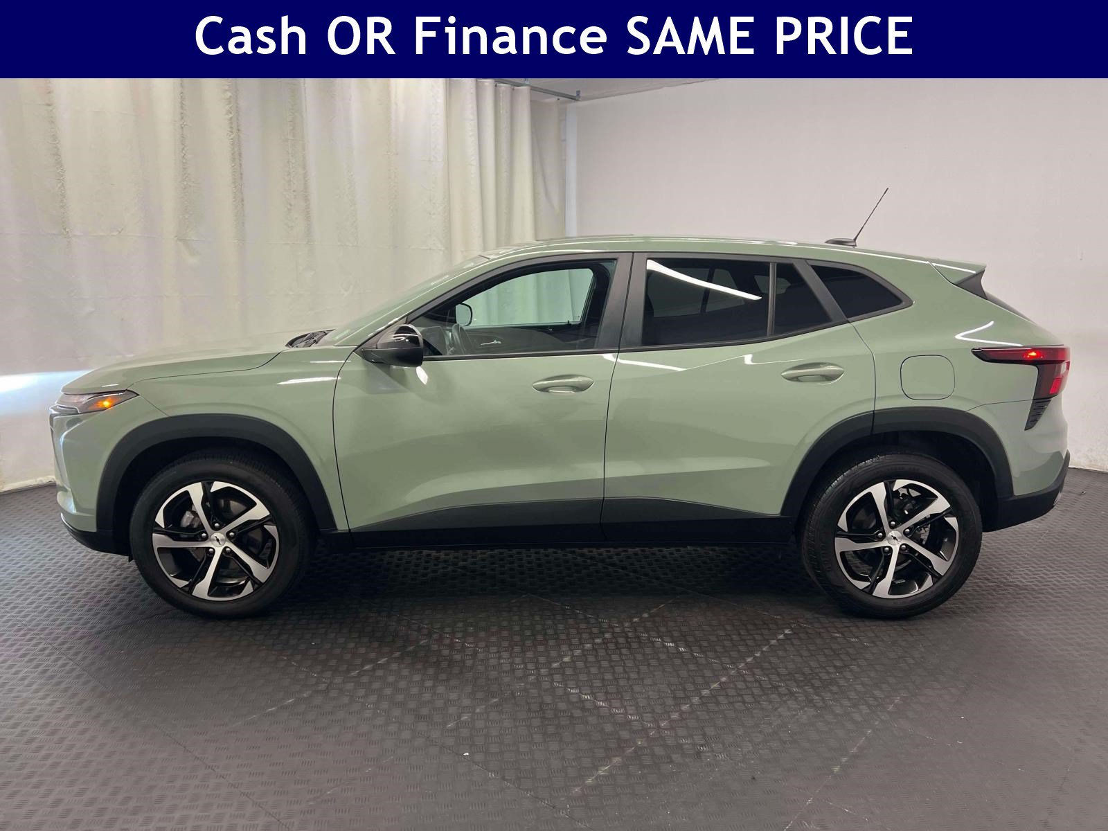Used 2024 Chevrolet Trax RS w/ Sunroof Package FWD image 8