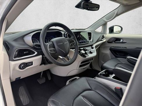 Used 2024 Chrysler Pacifica Touring-L FWD image 10