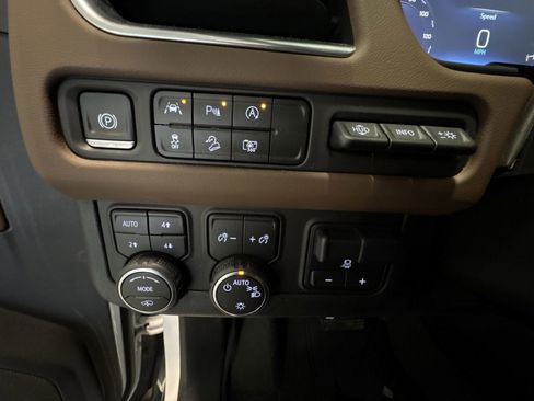 Used 2023 Chevrolet Suburban High Country image 18