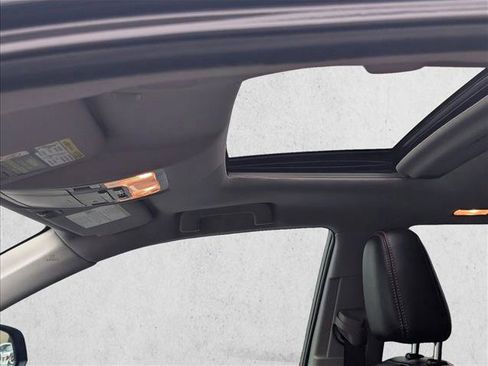 Used 2019 Toyota Highlander SE FWD image 15