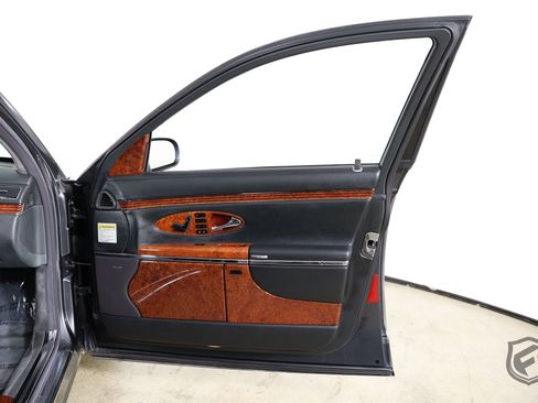 Used 2004 Maybach 57 image 24