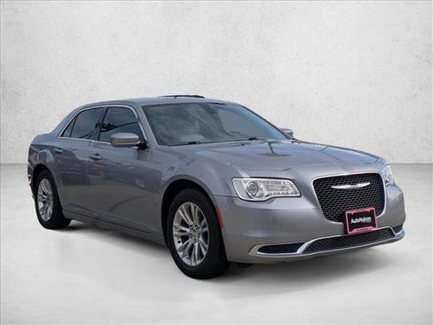 Used 2017 Chrysler 300 Limited image 3