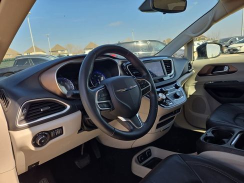 Used 2018 Chrysler Pacifica Touring-L image 2