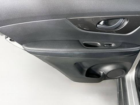 Used 2020 Nissan Rogue S FWD image 24