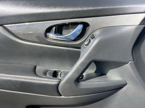 Used 2018 Nissan Rogue SV image 18