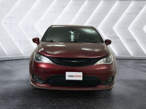 Used 2018 Chrysler Pacifica Touring Plus w/ S Appearance Package FWD image 2