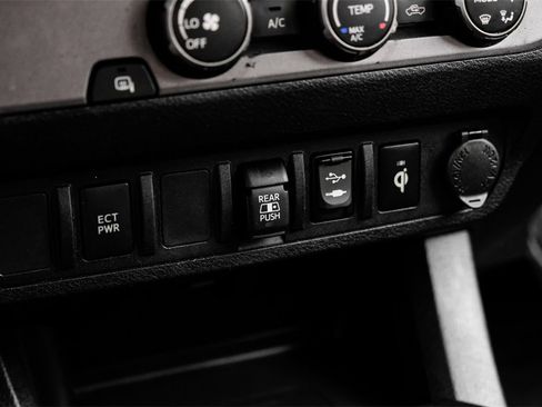 Used 2019 Toyota Tacoma TRD Off-Road image 24