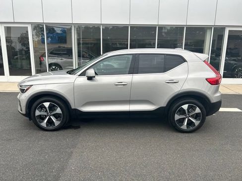 Certified 2025 Volvo XC40 B5 Plus AWD/4WD image 2